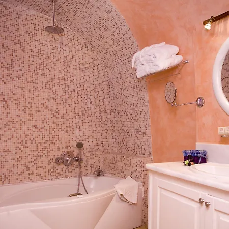 112 Cliff Hotel Fira (Santorini)