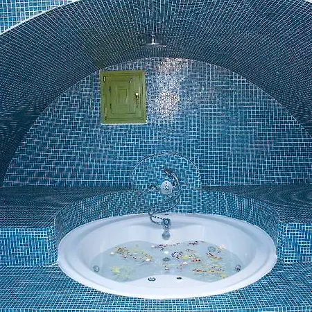 112 Cliff Hotel Fira (Santorini)